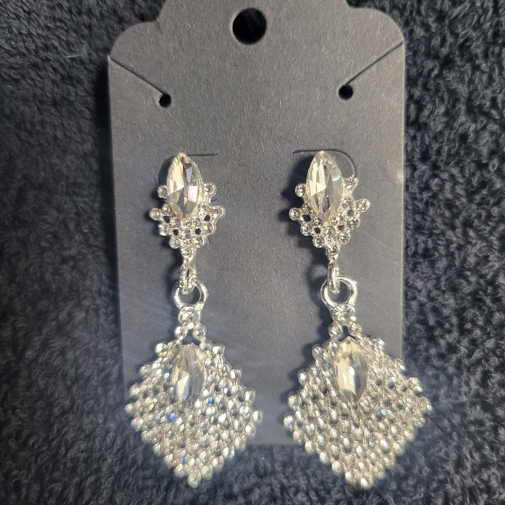 (New) Blingy Silver Dangle Fashion Earrings